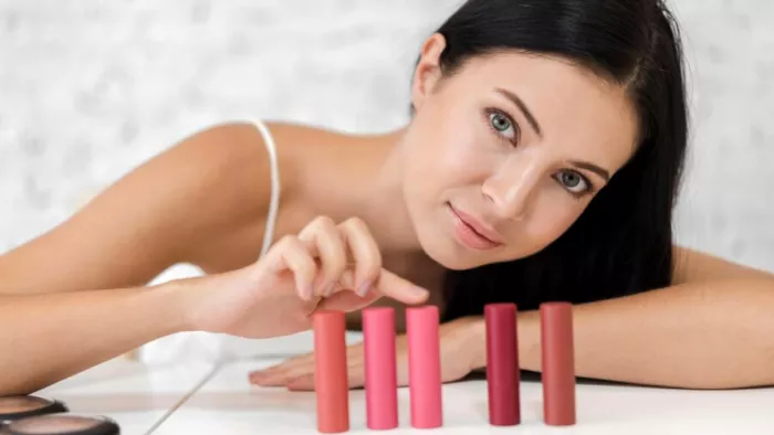 Summer Lipsticks ideas: इस सीज़न इन लिपस्टिक शेड्स के साथ करें एक्सपेरिमेंट