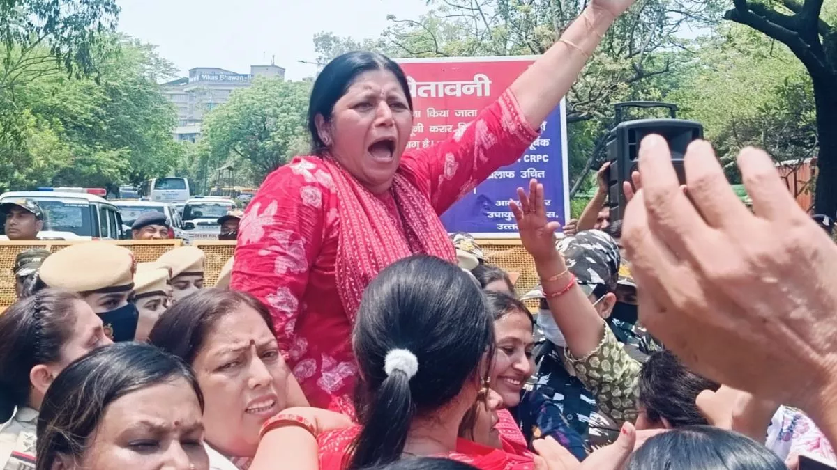 BJP Protest: स्वाति मालीवाल के साथ मारपीट के विरोध में सीएम आवास के बाहर भाजपा का प्रदर्शन, केजरीवाल से मांगा इस्तीफा