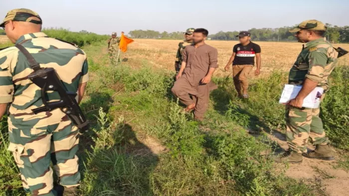 पाकिस्तानी युवकों को वापस भेजकर BSF ने बढ़ाया दोस्ती का हाथ।