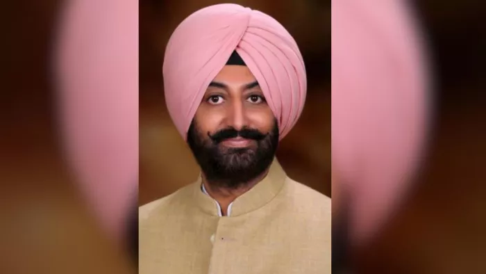 Punjab News: अकाली दल ने रविकरण सिंह काहलों को पार्टी से निकाला।