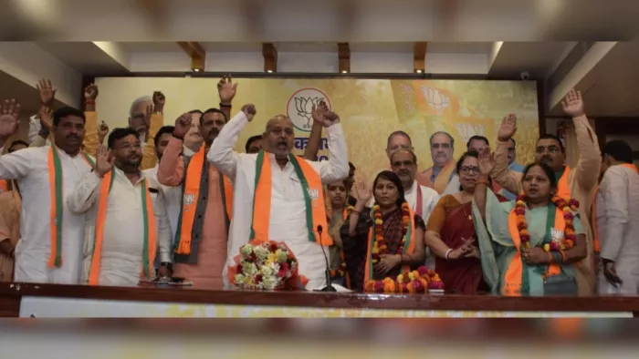 पूर्व विधायक सपा का दामन छोड़ पत्नी संग भाजपा में हुए शामिल