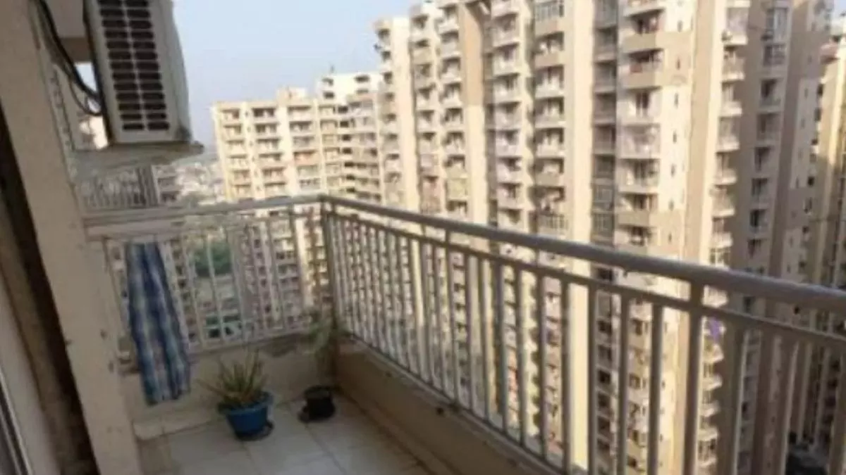 Greater Noida: बेटी और पति के साथ 8वें फ्लोर पर रहती थी महिला, लिफ्ट से 24वीं मंजिल पर पहुंची और उठाया खौफनाक कदम
