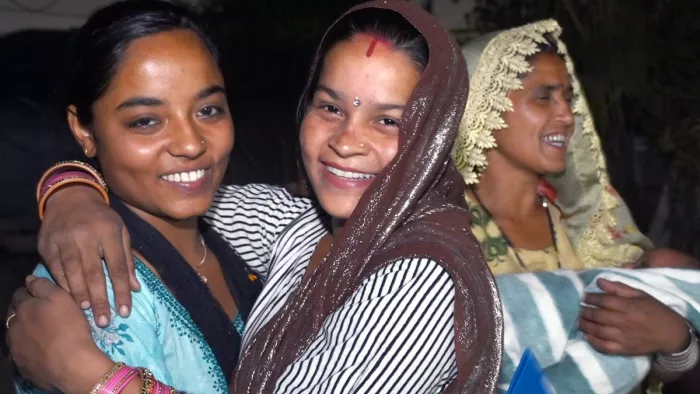 बुधवार को आदर्श नगर में (बाएं) छात्रा बावना को नागरिकता मिलने पर गले लगाकर बधाई देती महिलाएं।