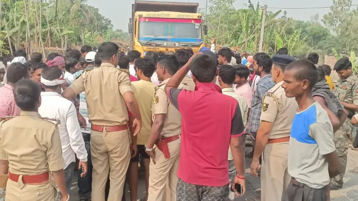 NH 81 पर हाइवा से कुचलकर युवक की मौत
