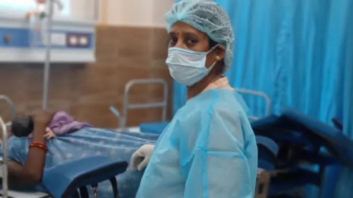 पीपीई किट पहनकर प्रसव के बाद जच्चा व बच्चा की देखभाल करती स्टाफ नर्स। फोटो- जागरण