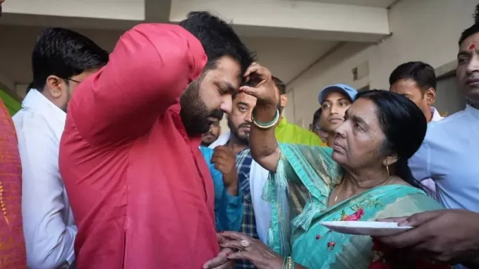लोकसभा चुनाव 2024: काराकाट लोकसभा सीट से पवन सिंह की मां ने भरा पर्चा। (फोटो- सोशल मीडिया)