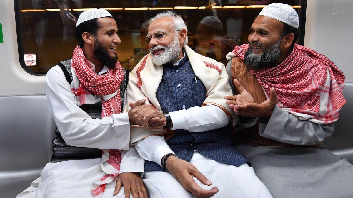 https://www.jagranimages.com/images/newimg/15052024/15_05_2024-pm_modi_with_muslim_community_23718100.jpg