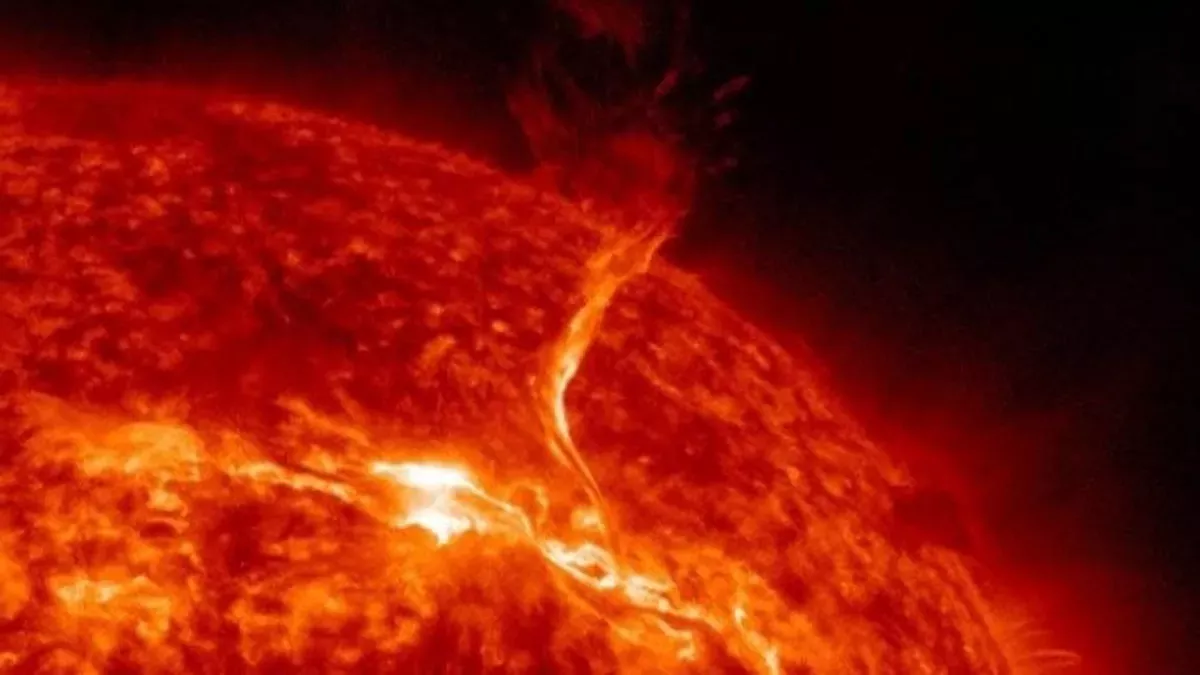 Solar Flare: सूरज से एक बार फिर निकली तेज सौर ज्वाला, NASA ने बताया पृथ्वी पर क्या होगा इसका असर