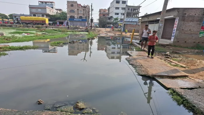 शहर के पुरानी बाजार इग्ंलिश मोहल्ला में स्थायी जलजमाव