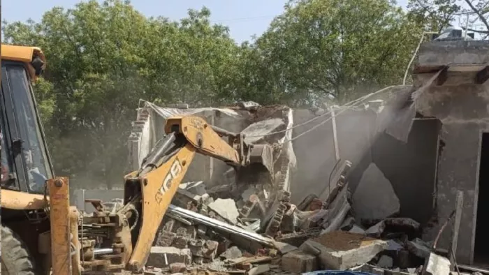 Bulldozer Action: बुलडोजर से जमकर तोड़फोड़, कॉलोनी में मचा हड़कंप; 2 ...