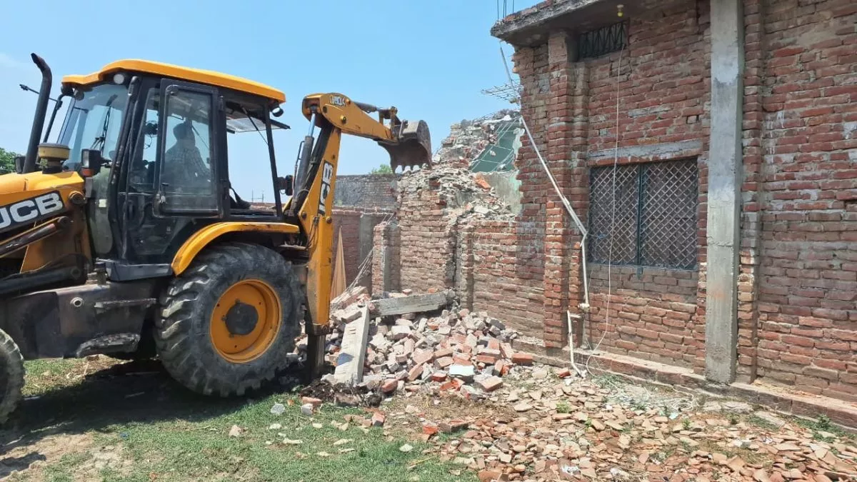 Prayagraj News: कोर्ट के आदेश पर प्रशासन का चला बुलडोजर, तालाब पर किए गए अवैध कब्जे 17 घरों को गिराया