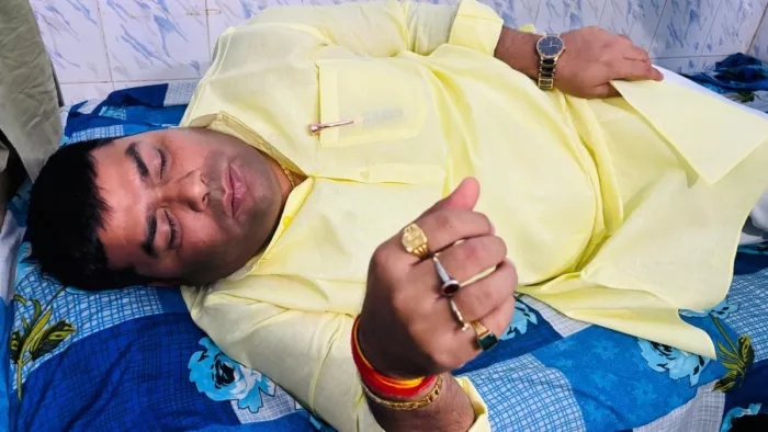 सदर अस्पताल में विधायक मुकेश रौशन। (जागरण)