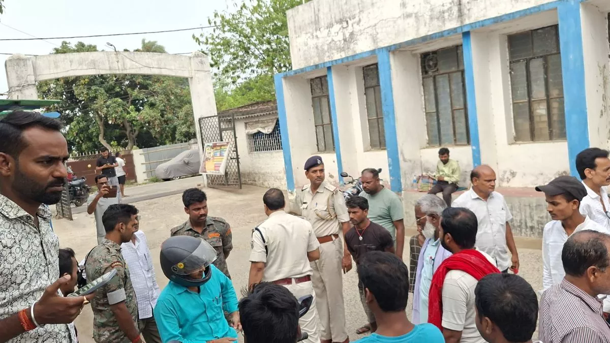 Madhepura Crime News: मधेपुरा में दिनदहाड़े फायरिंग, शिक्षक पर जानलेवा हमला कर अपराधी फरार