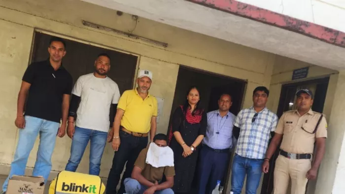 Zomato और Blinkit के बैग में खाने के साथ ये चीज भी हो रही थी डिलीवर