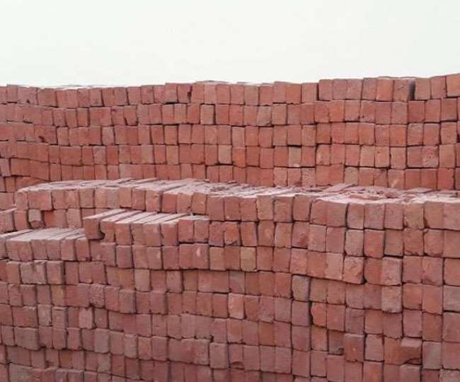 घर बनाने का सपना देख रहे लोगों पर पड़ी महंगाई की मार, बढ़े ईंट के दाम