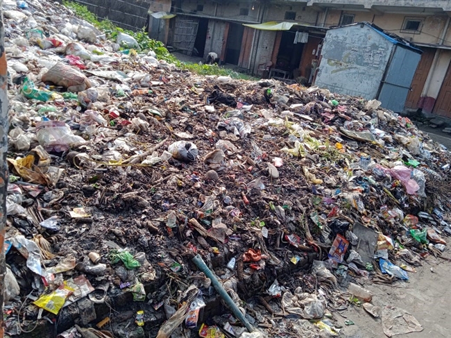 reality of cleaning workers job in paper chakri on the ground