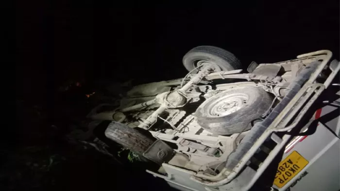 Accident in Uttarakhand : टैम्पो ट्रैवलर खाई में गिरा