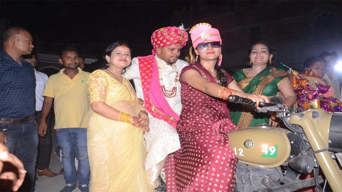 आज मेरे भाई की शादी है... दुल्हे भाई को बुलेट पर बैठाकर बहन लेकर पहुंच गई मंडप फिर दुल्हन ने क्या किया