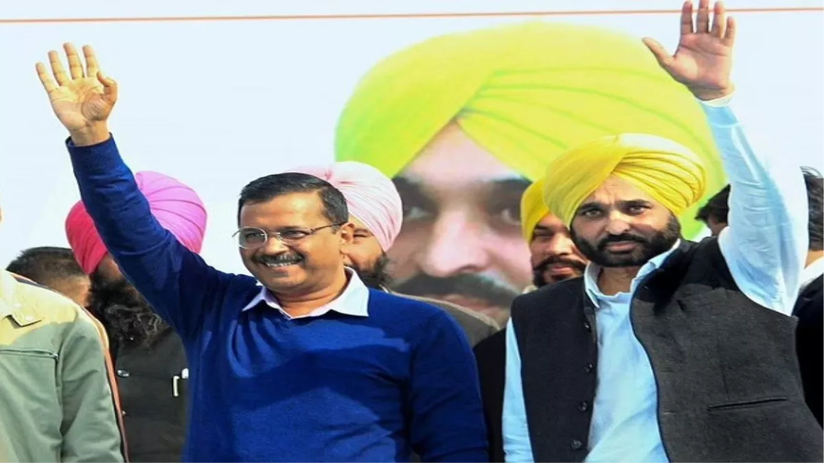 दिल्ली एयरपोर्ट के लिए वोल्वो बस को हरी झंडी दिखाकर रवाना करेंगे केजरीवाल और मान। (फाइल फोटो)