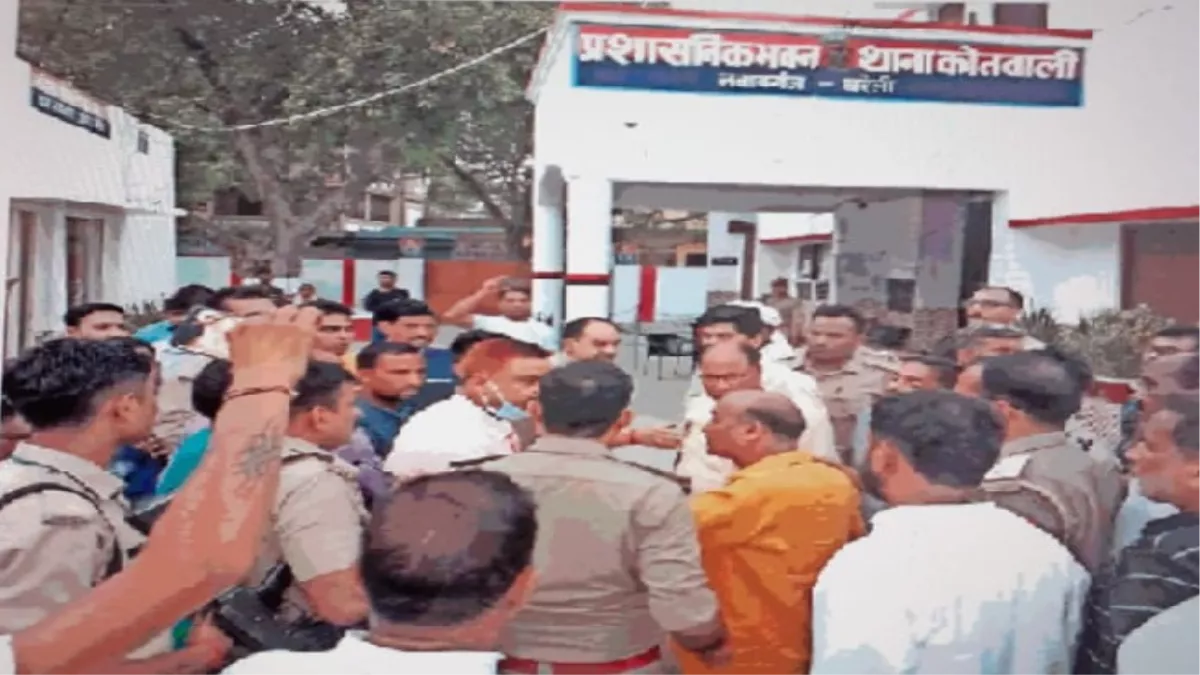 Love Jihad in Bareilly: समर्थकों के साथ थाने का घेराव करते विधायक।