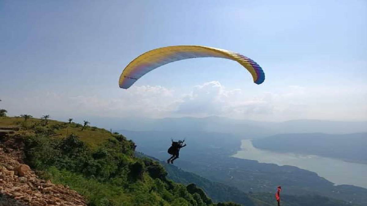 traumatic accident in himachal pradesh kullu disctrict pilot and tourist die after paraglider crash