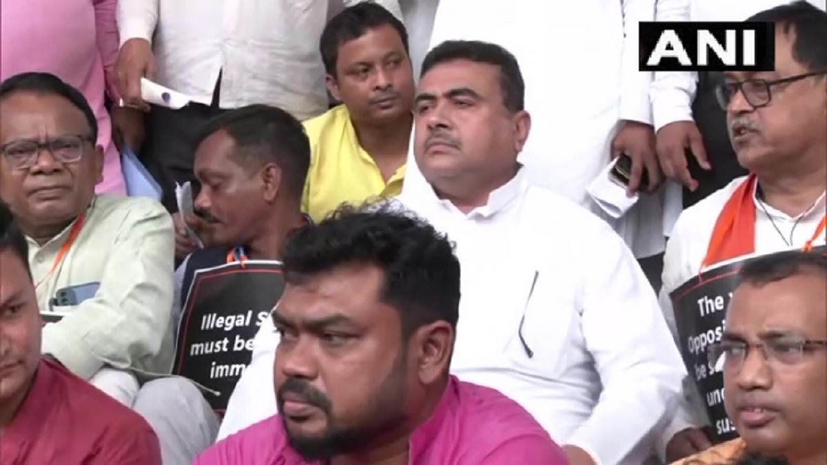 Hindi Breaking News Today 15 June: पश्चिम बंगाल विधानसभा के बाहर विपक्ष के नेता सुवेंदु अधिकारी ने दिया धरना, निलंबित भाजपा विधायक भी रहे मौजूद