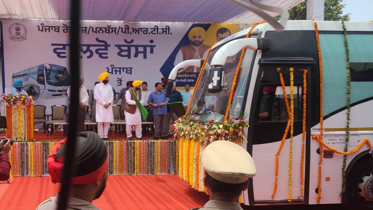 जालंधर के शहीद-ए-आजम अंतरराज्यीय बस अड्डे पर पहुंचे सीएम मान और दिल्ली के मुख्यमंत्री अरविंद केजरीवाल।
