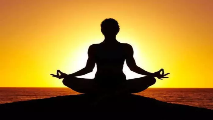 गूगल प्ले स्टोर और एपल के एप स्टोर पर कई एप्स मौजूद हैं, जो योग सीखने में आपकी सहायता करेंगे