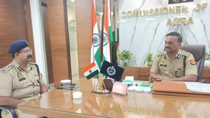 आगरा पुलिस कमिश्नर के साथ मौजूद डीसीपी। जागरण।