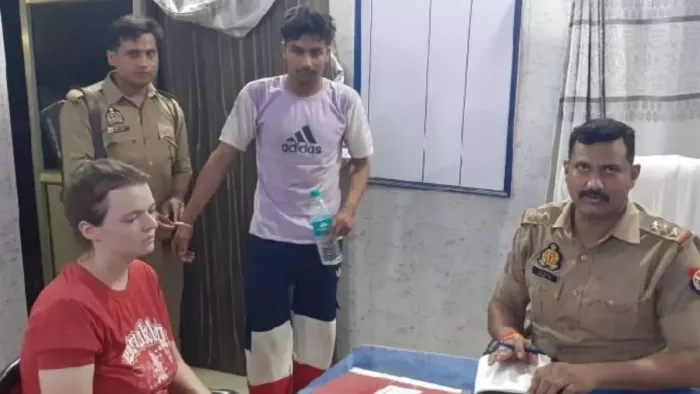 Firozabad News: थाने में बैठी अमेरिकन युवती और युवक।