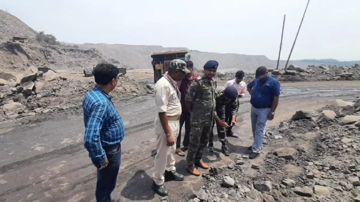 Dhanbad Crime : बम धमाकों से गूंजा बांसजोड़ा; जमकर हुई गोलीबारी, आउटसोर्सिंग कंपनी में नकाबपोश बदमाशों का तांडव
