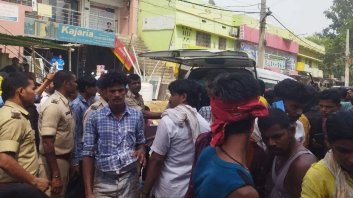 Sheikhpura News: दो बाइकों की भिड़ंत में सड़क पर गिरी बच्‍ची, पीछे से आ रहे ट्रैक्टर ने कुचला, मौके पर हुई मौत