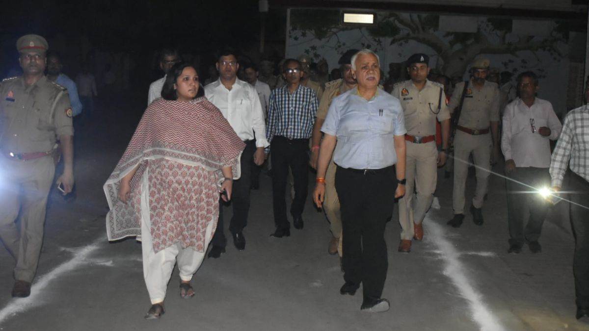 https://www.jagranimages.com/images/newimg/15062024/15_06_2024-chief_secretary_inspecting__collectorate_in_light_of_a_torch_23739357.jpg