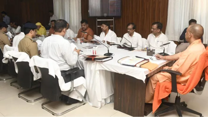 एनेक्सी भवन में अधिकारियों के साथ बैठक करते मुख्यमंत्री योगी आदित्यनाथ। जागरण