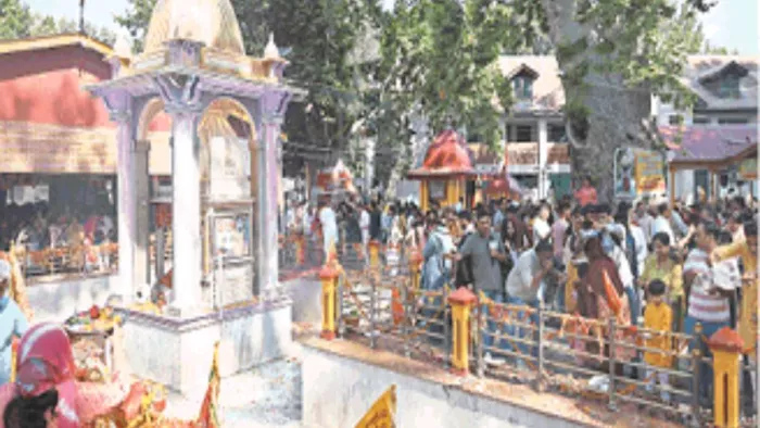 Kashmiri Hindu Return: क्षीर भवानी मंदिर में दर्शन करने लाइन में लगे हैं कश्मीरी हिंदू।
