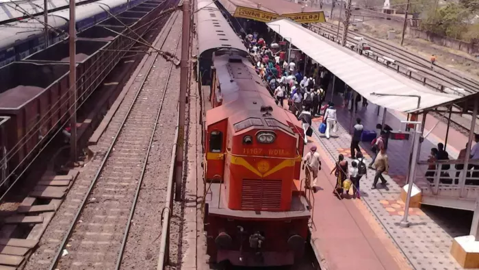 राउरकेला रेलवे स्टेशन पर खड़ी हुई यात्री ट्रेन