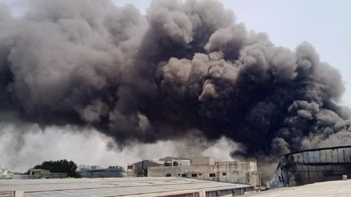 Ghaziabad Fire: ट्रॉनिका सिटी के संपत पैकेजिंग फैक्ट्री में लगी भीषण आग।