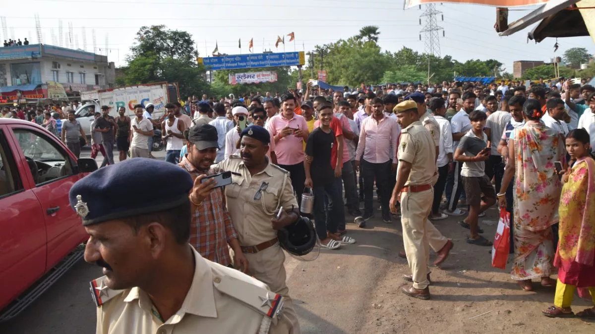 बिहार में अनियंत्रित हाईवा ने स्कूटी में मारी टक्कर, नगर निगम के जमादार की मौत; लोगों ने ट्रक में लगाई आग
