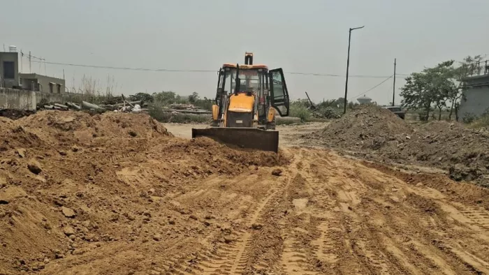 मधुबन बापूधाम में सदरपुर के पास मियावाकी पद्धति से पौधे लगाए जाने के लिए की जा रही तैयारी। सौ. जीडीए