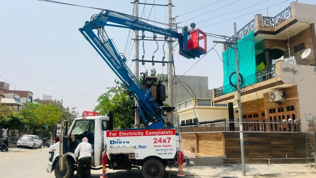 हिसार में भीषण गर्मी में एसी-कूलर भी फेल, बिजली सप्लाई में निगम के छूट रहे पसीने; लगवाने पड़े 20 नए ट्रांसफार्मर