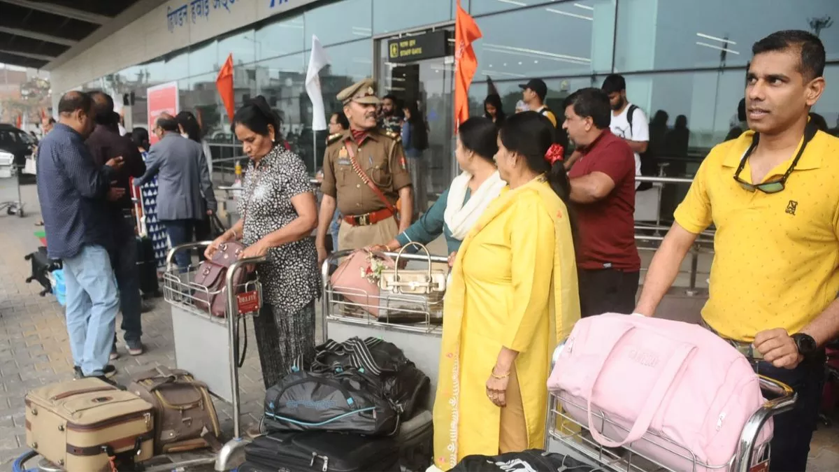 अहमदाबाद प्लेन क्रैश के बाद अब हिंडन एयरपोर्ट पर फ्लाइट में आई तकनीकी खराबी, टेकऑफ रोका गया