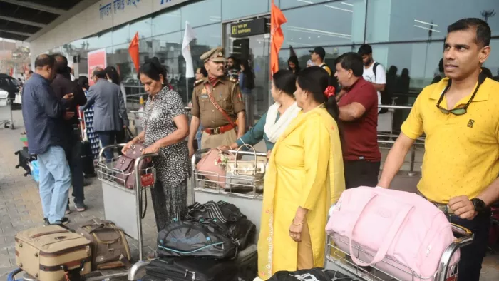 हिंडन एयरपोर्ट पर मौजूद यात्री। फाइल फोटो- जागरण