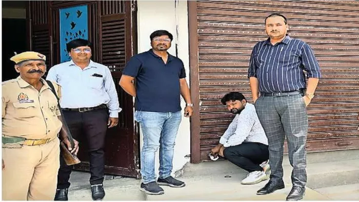 विक्रांत हास्पिटल को सील कराते एसडीएम मो. जफर (दाएं)l