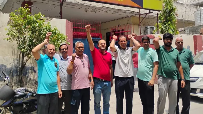 दरेसी थाने के बाहर प्रदर्शन करते लोग। (फोटो- जागरण)