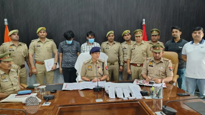 पकड़े गए आरोपियों की जानकारी देतीं एसपी क्राइम।