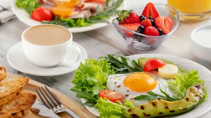 हेल्दी और टेस्टी ब्रेकफास्ट के लिए बेस्ट है ये 5 ऑप्शन्स (Image Source: Freepik)