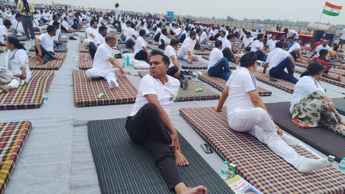 https://www.jagranimages.com/images/newimg/15062025/15_06_2025-yoga_at_ganga_expressway__23964458.jpg
