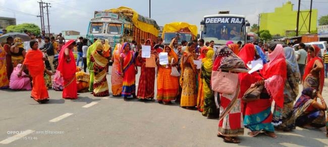 cheating victims jeevika didis protest by jamming nh