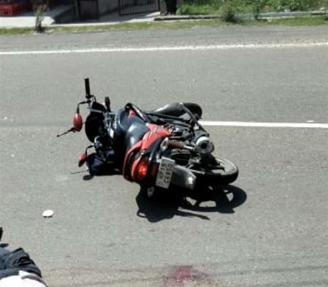 मुबारिकपुर से दौलतपुर रोड पर सड़क हादसे में बाइक सवार करीब 62 वर्षीय व्यक्ति की मौत हो गई।