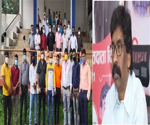 रणधीर वर्मा स्टेडियम धनबाद में खड़े होकर लॉकडाउन का विरोध करते कोचिंग शिक्षक और मुख्यमंत्री हेमंत सोरेन ( फाइल फोटो)।